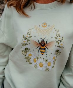 → Oversize Sweatshirt - Magical Bee | Biene | Nachhaltig vegane Fair Fashion. 85% Bio-Baumwolle + 15% recyceltes Polyester. Jetzt sichern. ←