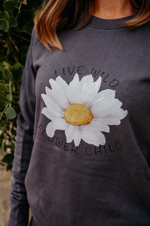 → Sweatshirt - Live wild flower child | Nachhaltige & vegane Fair Fashion. 85% Bio-Baumwolle + 15% recyceltes Polyester. Jetzt sichern. ←