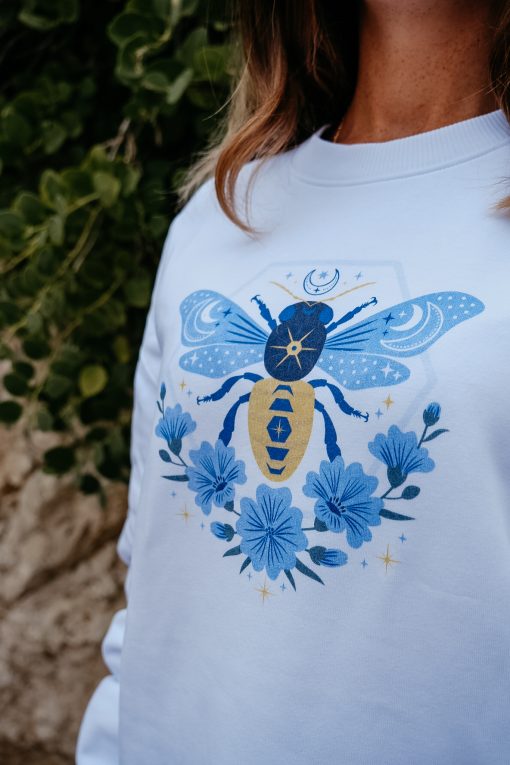 → Oversize Sweatshirt - Moon Bee | Biene | Nachhaltig vegane Fair Fashion. 85% Bio-Baumwolle + 15% recyceltes Polyester. Jetzt sichern. ←