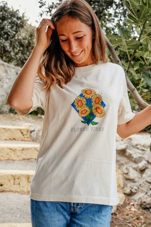 → T-Shirt - Flower Vibes | Sonnenblume Shirt | Nachhaltige & vegane Fair Fashion Mode | T-Shirt aus 100% Bio-Baumwolle. Jetzt sichern. ←