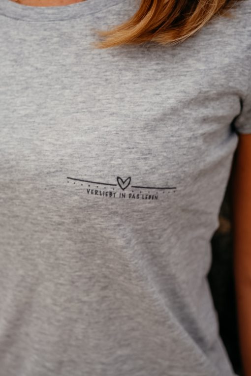 → Shirt - Verliebt in das Leben | Liebe | Positivität | Yoga | Nachhaltig vegane Fair Fashion Mode. Kleidung aus 100% Bio-Baumwolle. ←