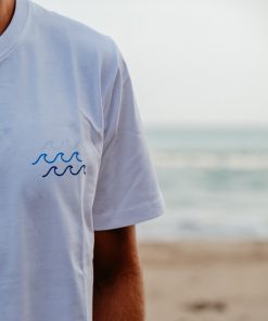 → Shirt - Waves | Wellen Meer Ozean T-Shirt | Nachhaltig vegane Fair Fashion Mode für Männer | Shirt aus 100% Bio-Baumwolle. Jetzt sichern. ←