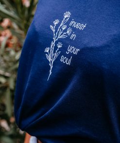 → Shirt - Invest in your soul | Seelenpflege Psyche | Nachhaltig vegane Fair Fashion Mode | T-Shirt aus 100% Bio-Baumwolle. Jetzt sichern. ←