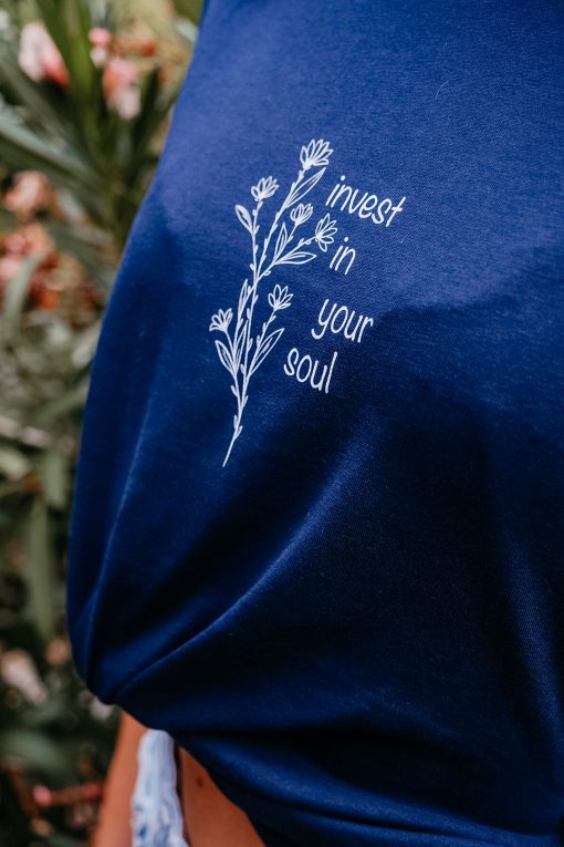 → Shirt - Invest in your soul | Seelenpflege Psyche | Nachhaltig vegane Fair Fashion Mode | T-Shirt aus 100% Bio-Baumwolle. Jetzt sichern. ←