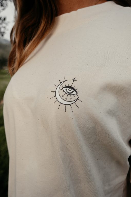 → Oversize Shirt - Moon Eye | Boho Bohemian Mond Auge | Nachhaltige & vegane Fair Fashion Polo aus 100% Bio-Baumwolle. Jetzt sichern. ←