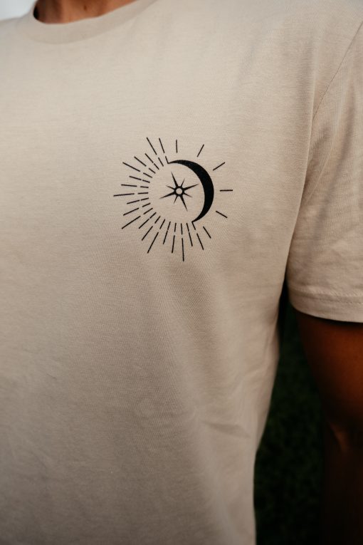 → Shirt - Moonstar | Boho Bohemian Mond Sonne | Nachhaltige & vegane Fair Fashion Mode | T-Shirt aus 100% Bio-Baumwolle. Jetzt sichern. ←