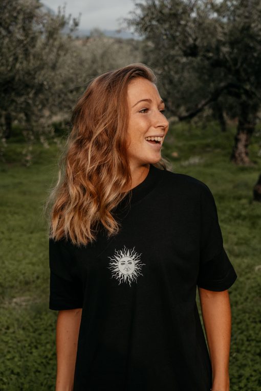 → Oversize Shirt - Magical Sun | Boho Bohemian Sonne | Nachhaltige & vegane Fair Fashion | Polo aus 100% Bio-Baumwolle. Jetzt sichern. ←