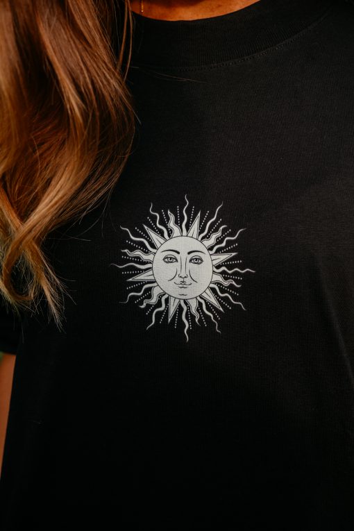 → Oversize Shirt - Magical Sun | Boho Bohemian Sonne | Nachhaltige & vegane Fair Fashion | Polo aus 100% Bio-Baumwolle. Jetzt sichern. ←
