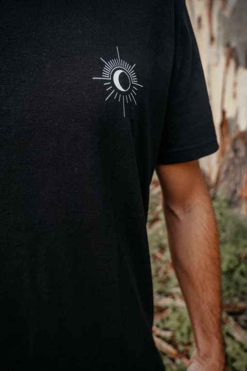 → T-Shirt - SUN | Boho Bohemian Sonne | Nachhaltige & vegane Fair Fashion Mode | T-Shirt aus 100% Bio-Baumwolle. Jetzt sichern. ←