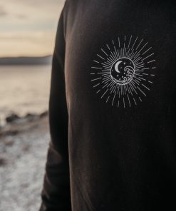 → Sweatshirt- Sun, Moon & Waves | Sonne Mond Wellen. Nachhaltig vegane Fair Fashion. 85% Bio-Baumwolle + 15% recyceltes Polyester. Jetzt NEU←