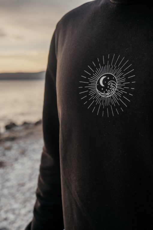→ Sweatshirt- Sun, Moon & Waves | Sonne Mond Wellen. Nachhaltig vegane Fair Fashion. 85% Bio-Baumwolle + 15% recyceltes Polyester. Jetzt NEU←